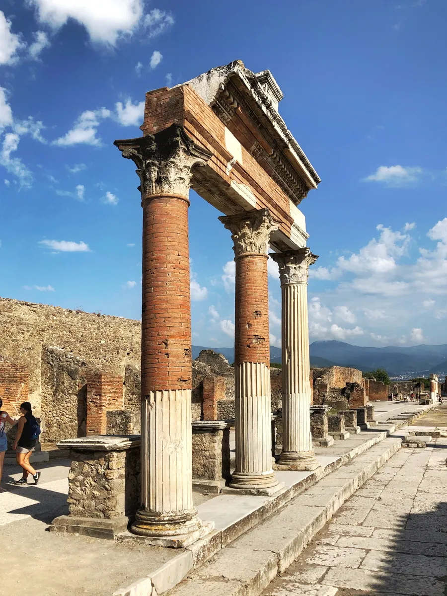 Discover Naples between Art, Food and Tradition